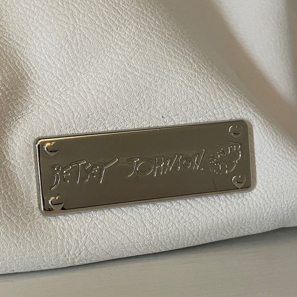 Betsy Johnson Large hand bag. Color: White - Picture 3 of 16